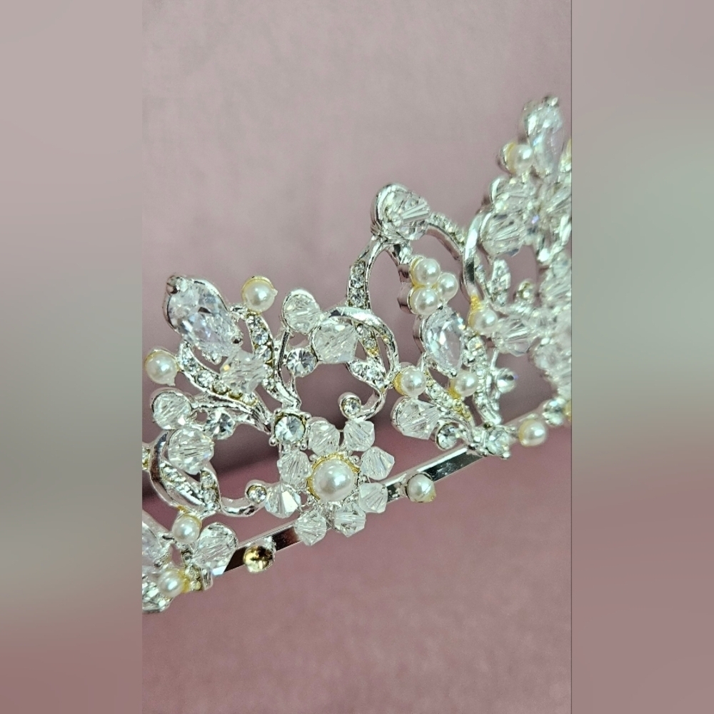 πVintage Inspired Silver Sparkly Tiara with Crystals And Pearlsπ - Picture 4 of 13
